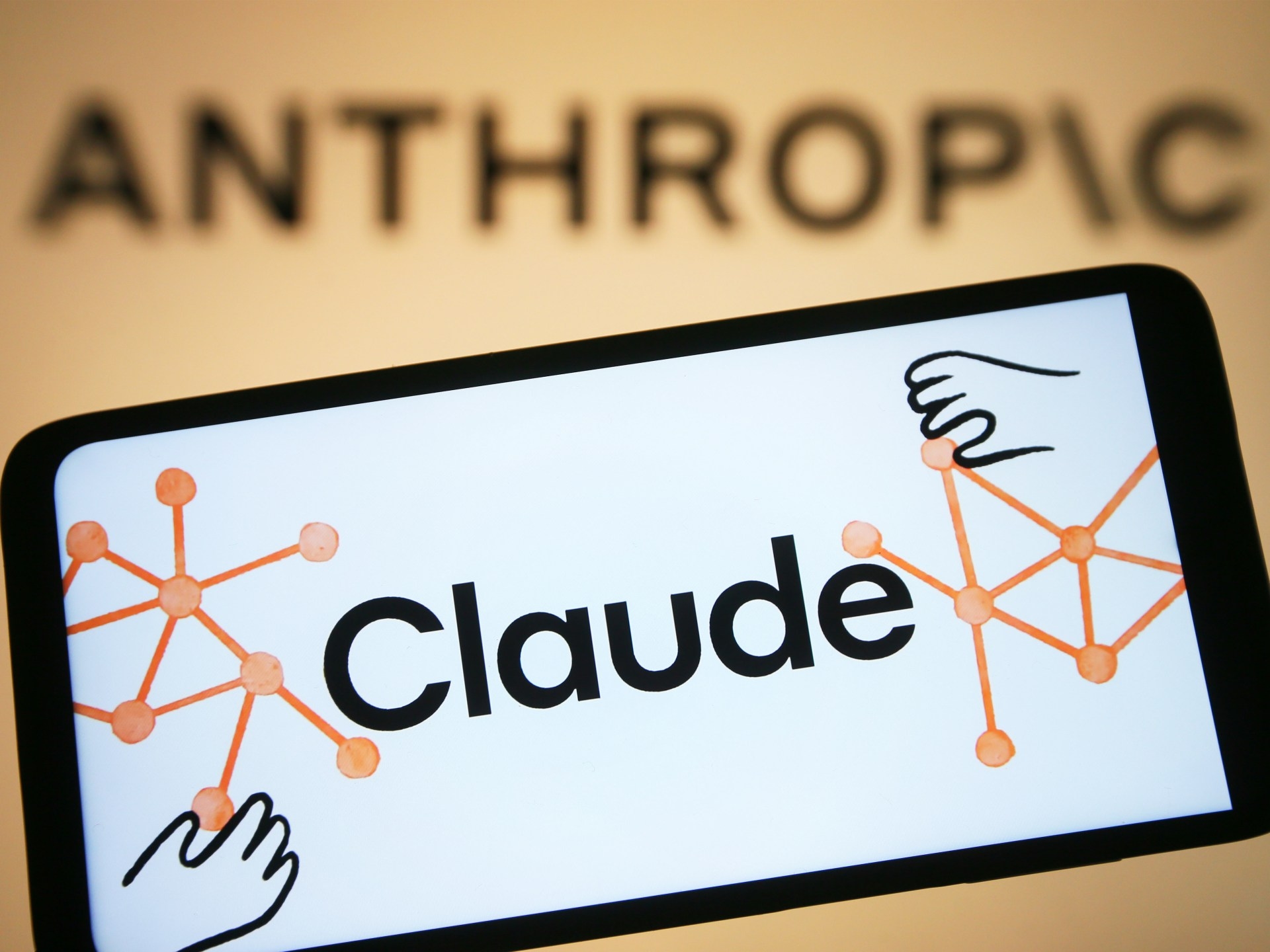 Пока Claude воюет в Иране, его разработчик официально стал угрозой госбезопасности