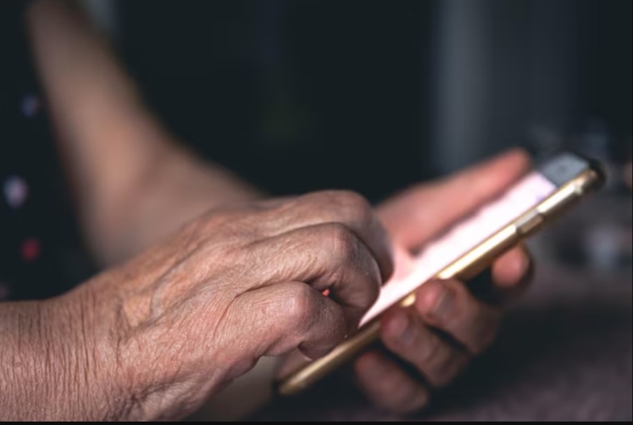 В Китае семья погибшего мужчины создала его ИИ-двойника, чтобы не сообщать его пожилой матери о смерти