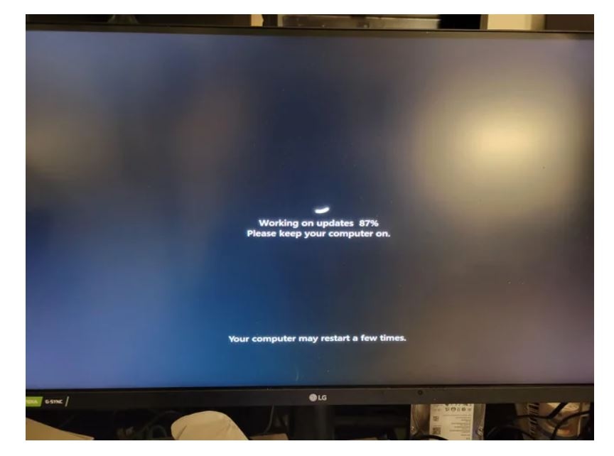 ППотребитель объявил об автоматической загрузке и установке Windows 11 на его компьютер