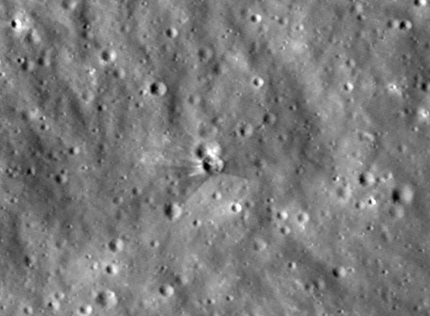 Аппарат НАСА LRO сделал фото кратера на Луне после падения следующий ступени Falcon 9