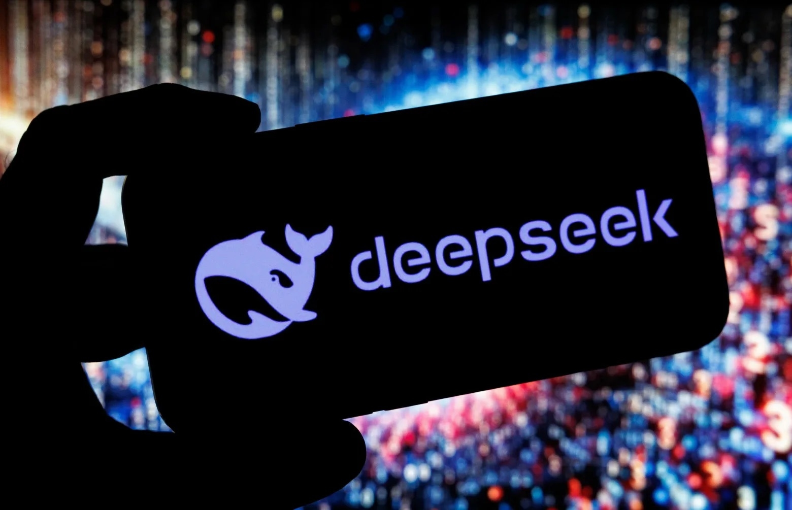 DeepSeek V4 силен только в «своих» бенчмарках. На независимых — отстает на 8 месяцев
