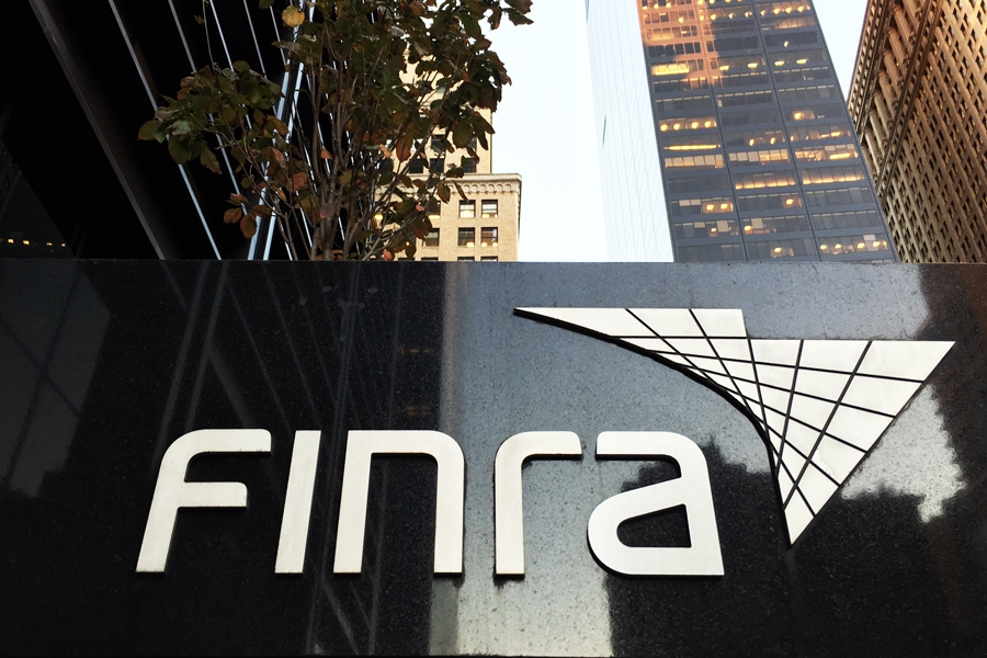 Как доклад FINRA 2026 года меняет решение к комплаенсу в эпоху GenAI