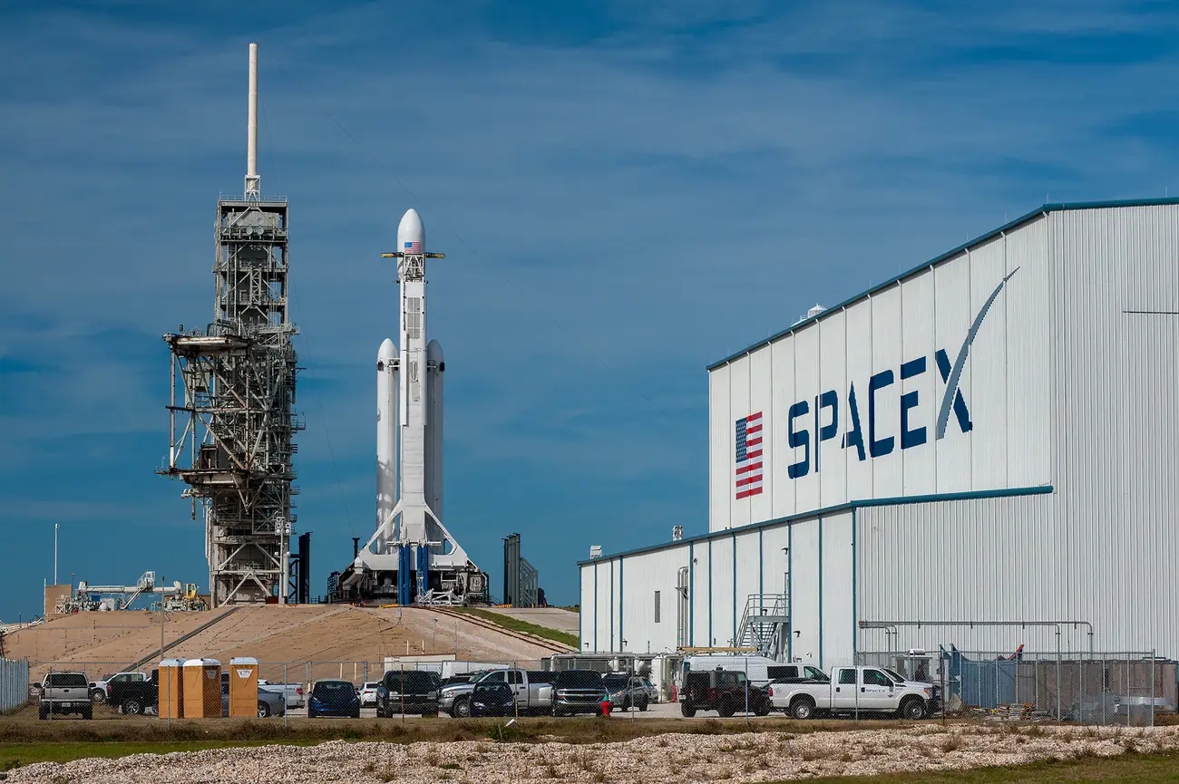 Google поедет в космос на ракетах SpaceX: компании обсуждают орбитальный ИИ-проект