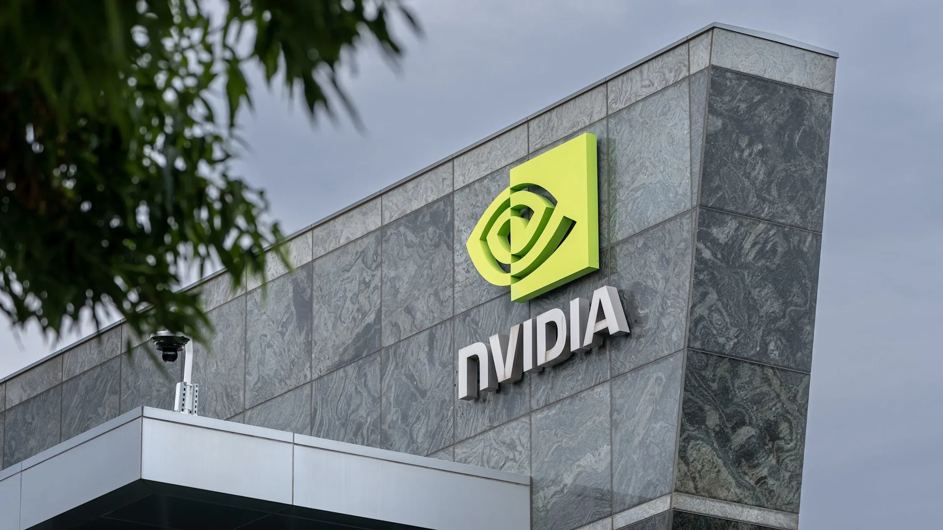 Nvidia и партнеры вложили $4,5 млрд в оптику для ИИ-серверов — она будет до 20 раз быстрее меди