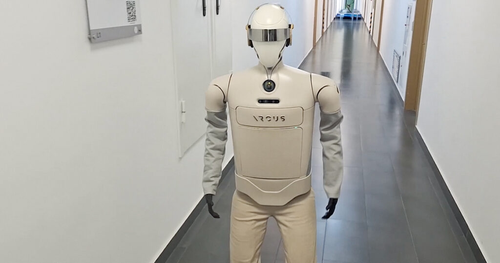 В Москве в 2026 году начнут испытания человекоподобного робота-курьера «Аркус»