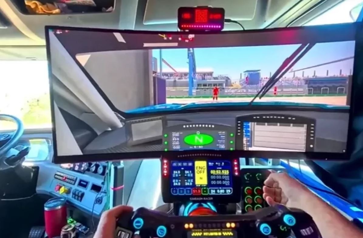 Энтузиаст-дальнобойщик разработал гоночный симулятор в кабине грузовика