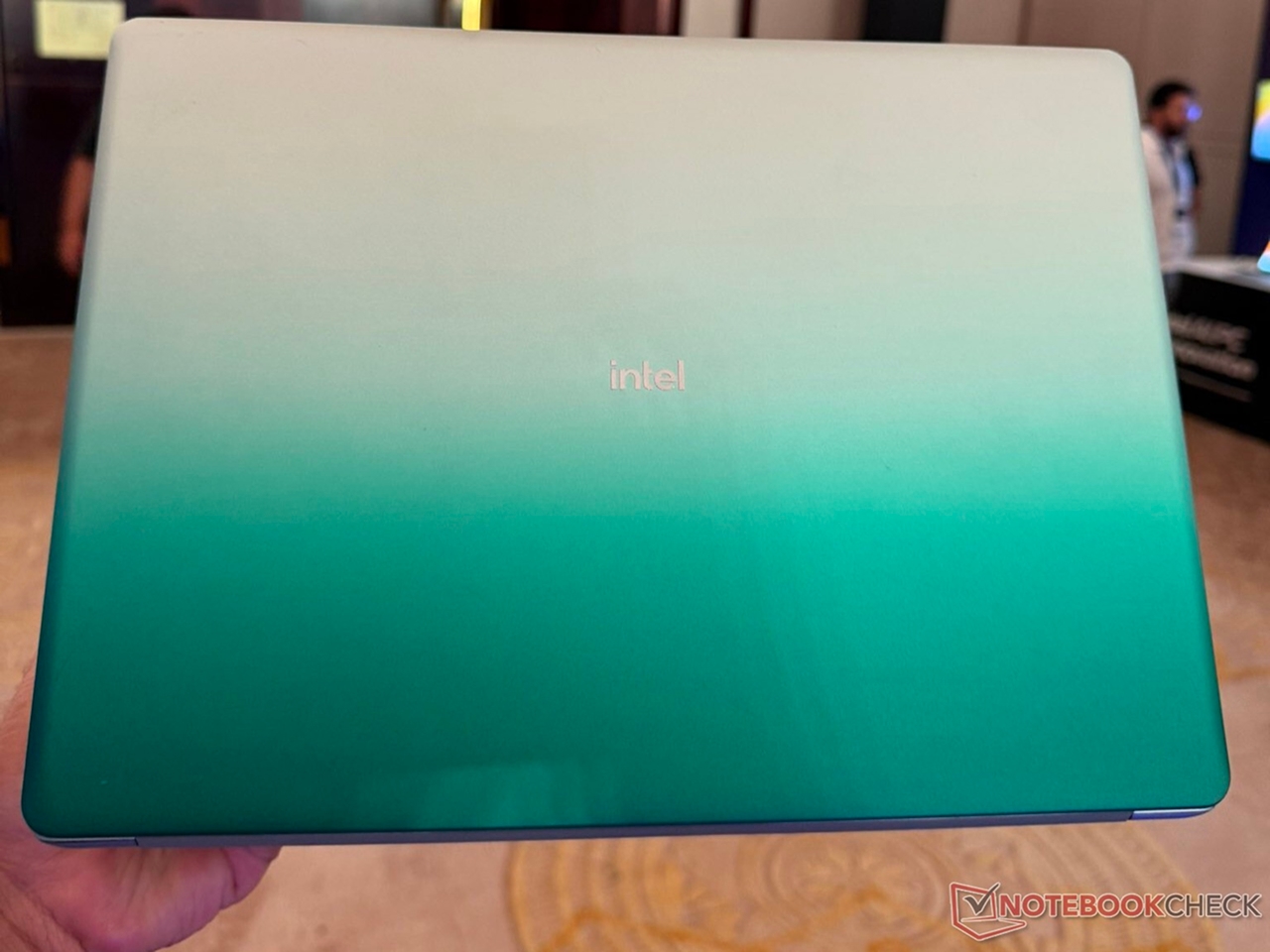 Intel показала прототип ноутбука на базе чипа Wildcat Lake, который должен стать конкурентом MacBook Neo