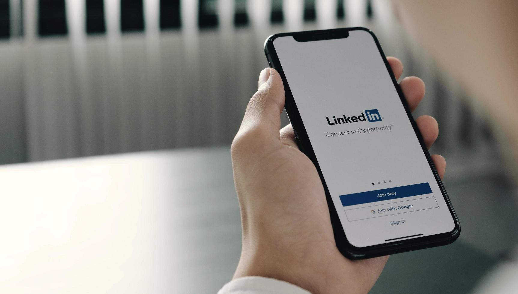 Исследование: пользователи LinkedIn переписывают прошлый опыт работы под требования рынка