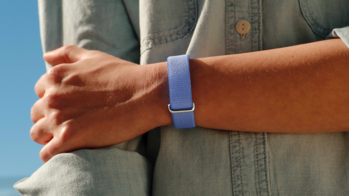 Google представила фитнес-браслет Fitbit Air без дисплея и с подпиской