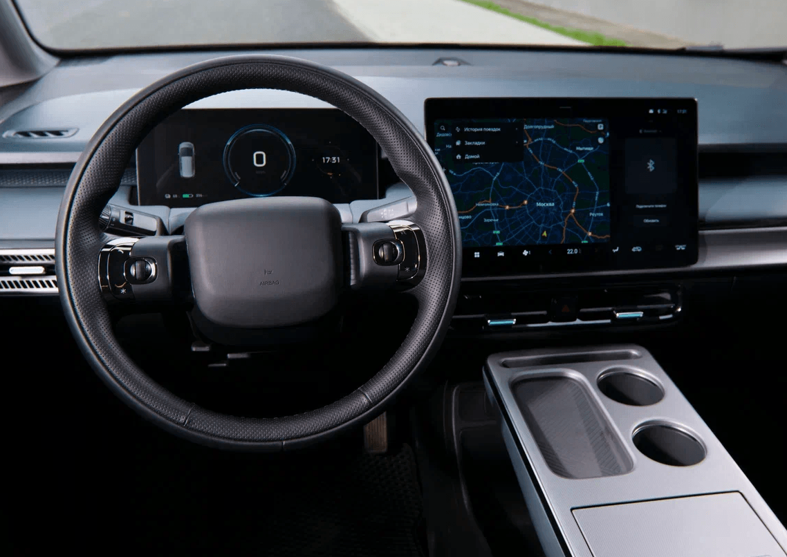 В каршеринге «Яндекс Драйв» появилась функция арендовать электромобиль UMO 5 с технологиями «Яндекса»