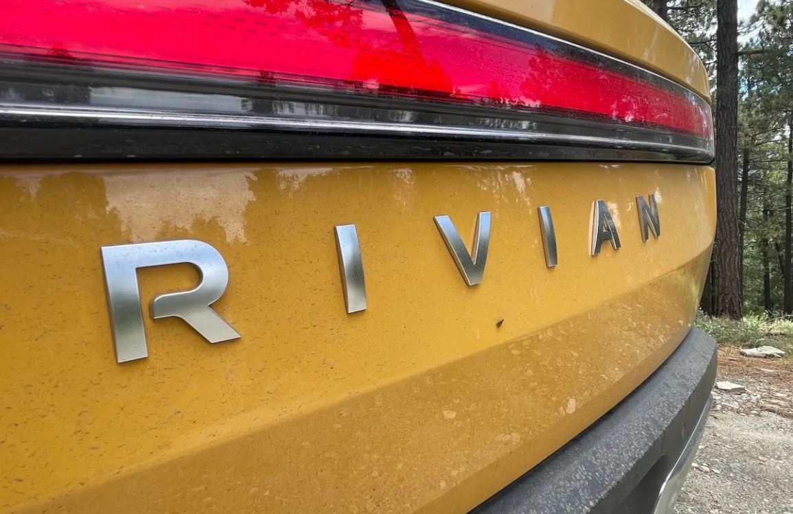 Rivian обвинили в ложных заявлениях о возможностях автономного вождения пикапа R1T и внедорожника R1S