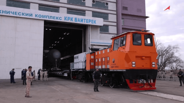 Какая-то движуха на развалинах космодрома