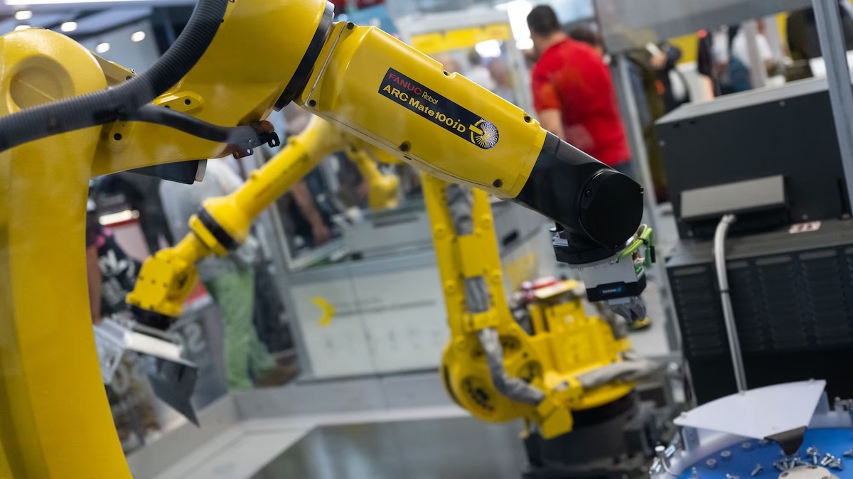 GM устанавливает роботов на флагманском заводе по производству электромобилей после увольнения 1,3 тысячи рабочих
