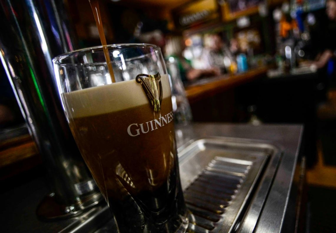 Британская полиция пытается отследить кражу 33 тонн пива Guinness