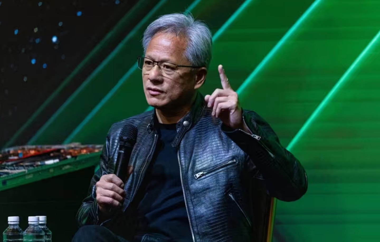ИИ не отнимает работу, а создает: Хуанг назвал страхи о сокращениях «полной чушью»