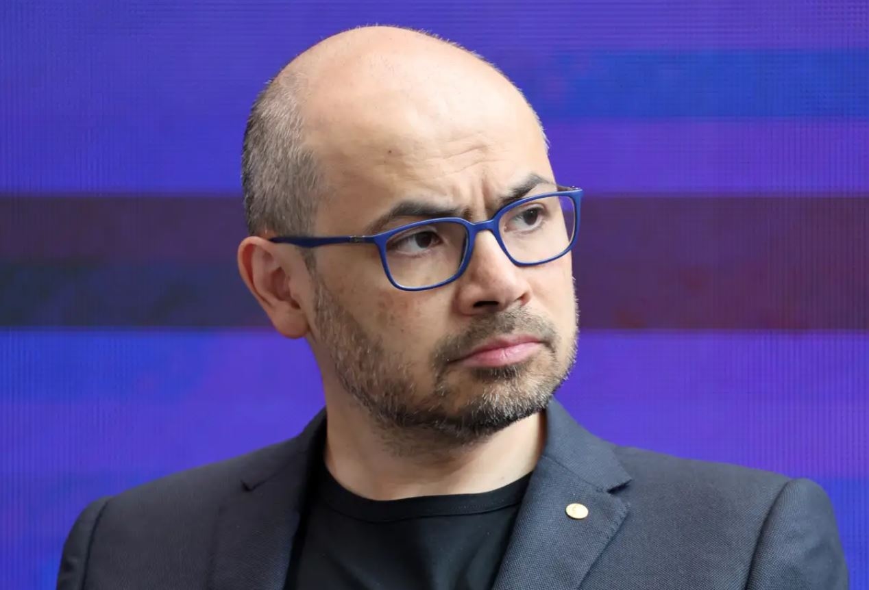 Глава Google DeepMind: ИИ может сделать человека умнее — или притупить мышление