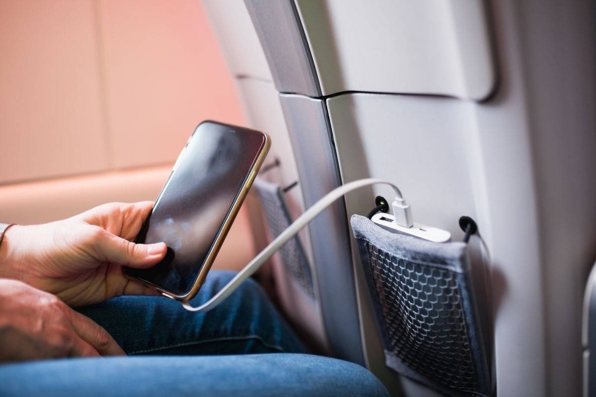 Росавиация рекомендовала Минтрансу запретить применять пауэрбанки на борту самолётов