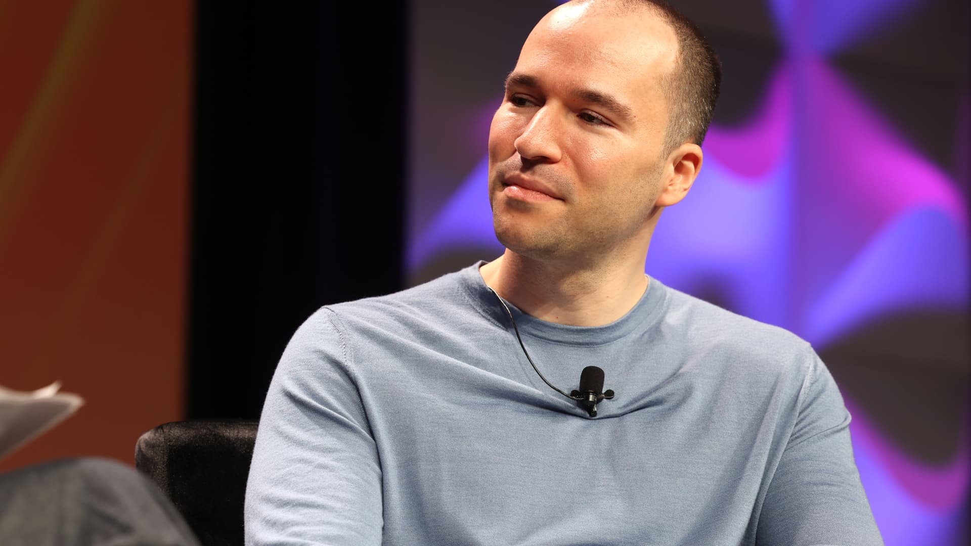 «Компьютер начинает функционировать на человека»: президент OpenAI о новой экономике