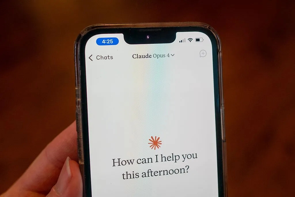 Пользователи всё чаще переходят с ChatGPT на Claude