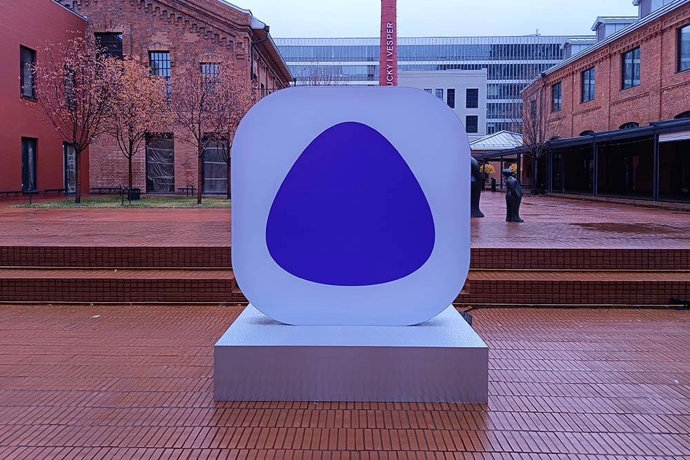 «Яндекс» адаптировал чат с «Алисой AI» для незрячих и слабовидящих пользователей