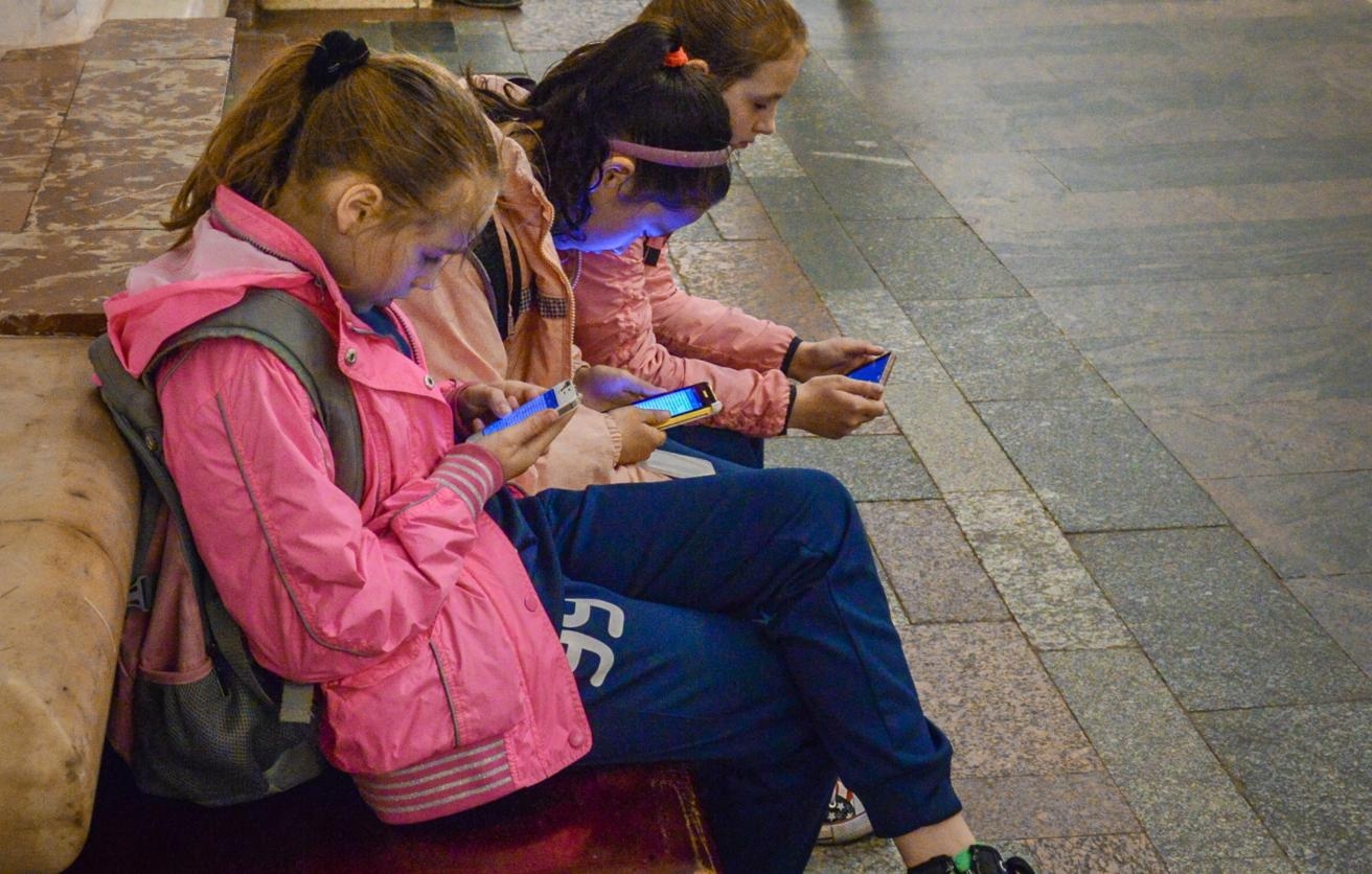 Минпросвещения обсуждает возможный запрет смартфонов для детей