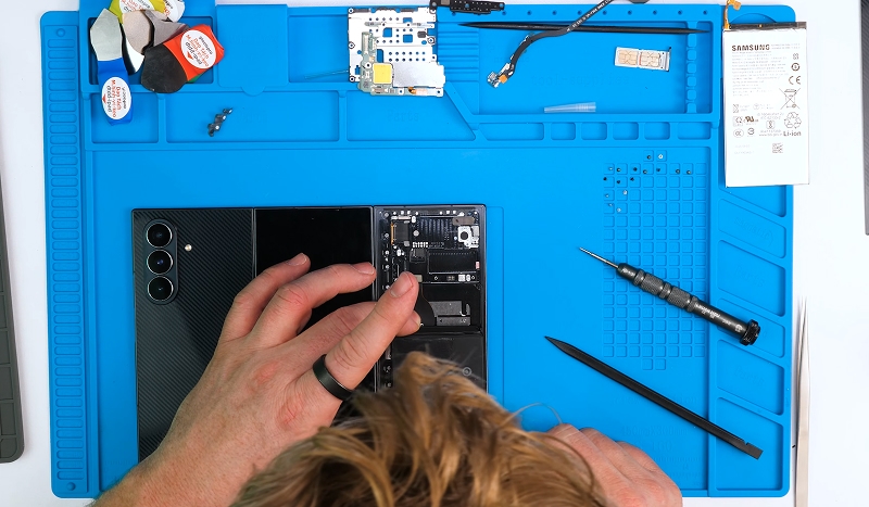 Блогер улучшил Samsung Galaxy Z TriFold, вставив в телефон батарея от Honor Magic V6