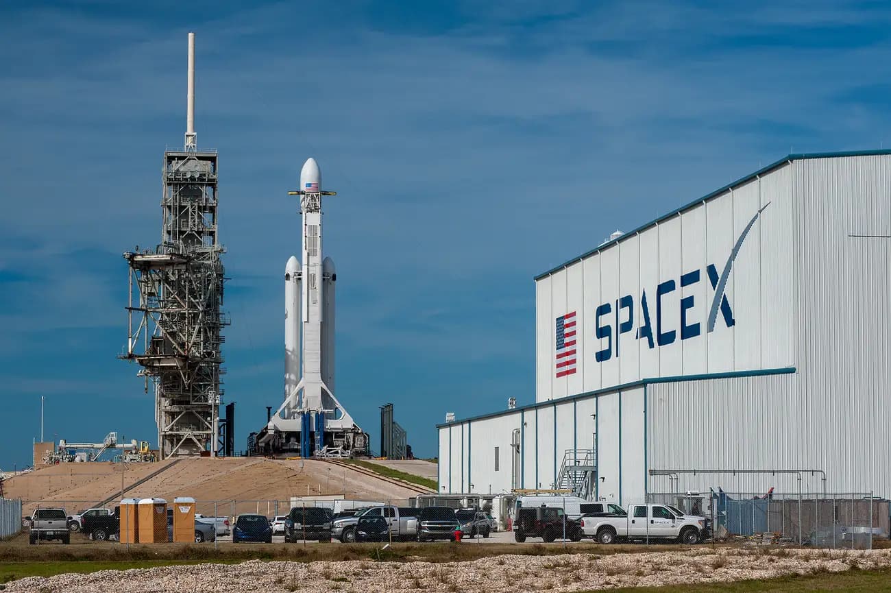 Google поедет в космос на ракетах SpaceX: компании обсуждают орбитальный ИИ-проект
