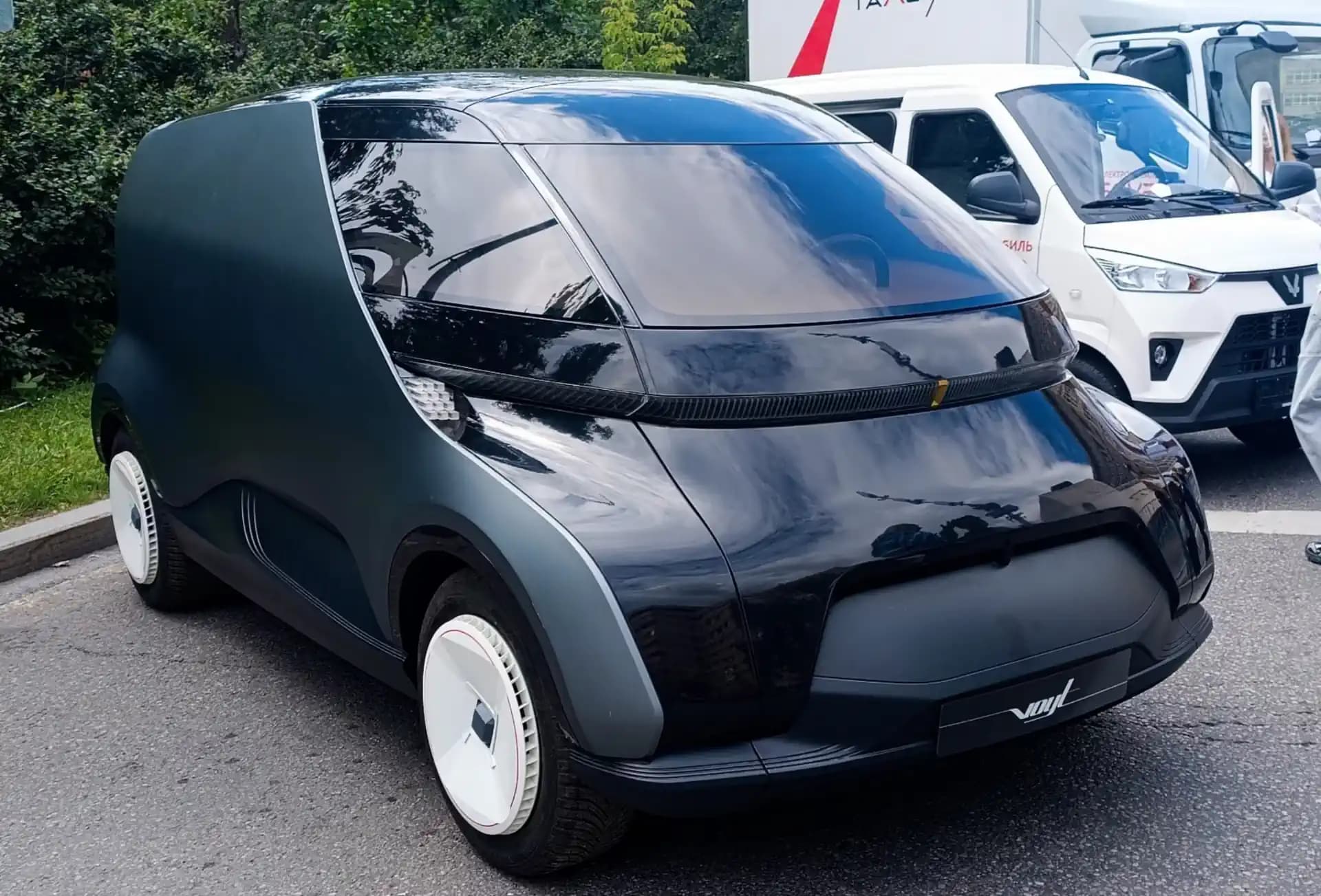 На параде элеткро транспорта представили электрический фургон Voyt LCV от «Росатома»