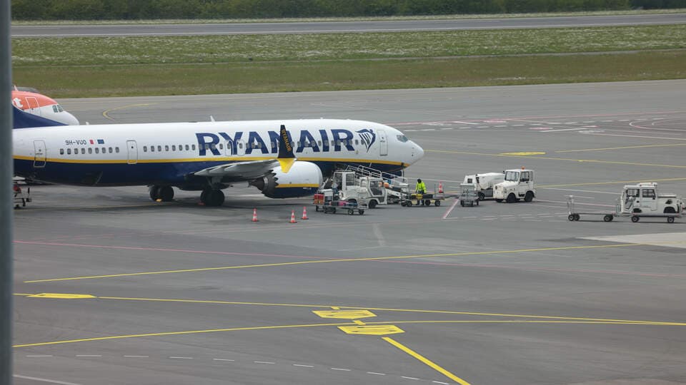 Мужчину при полёте затянуло в иллюминатор самолёта Ryanair