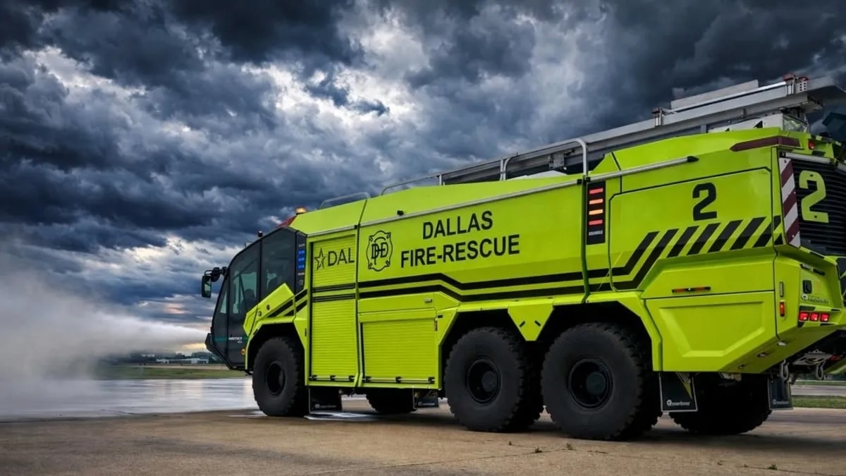 Электрический пожарный автомобиль для аэропорта Rosenbauer Panther 6×6 разгоняется до 80 км/ч менее чем за 20 секунд