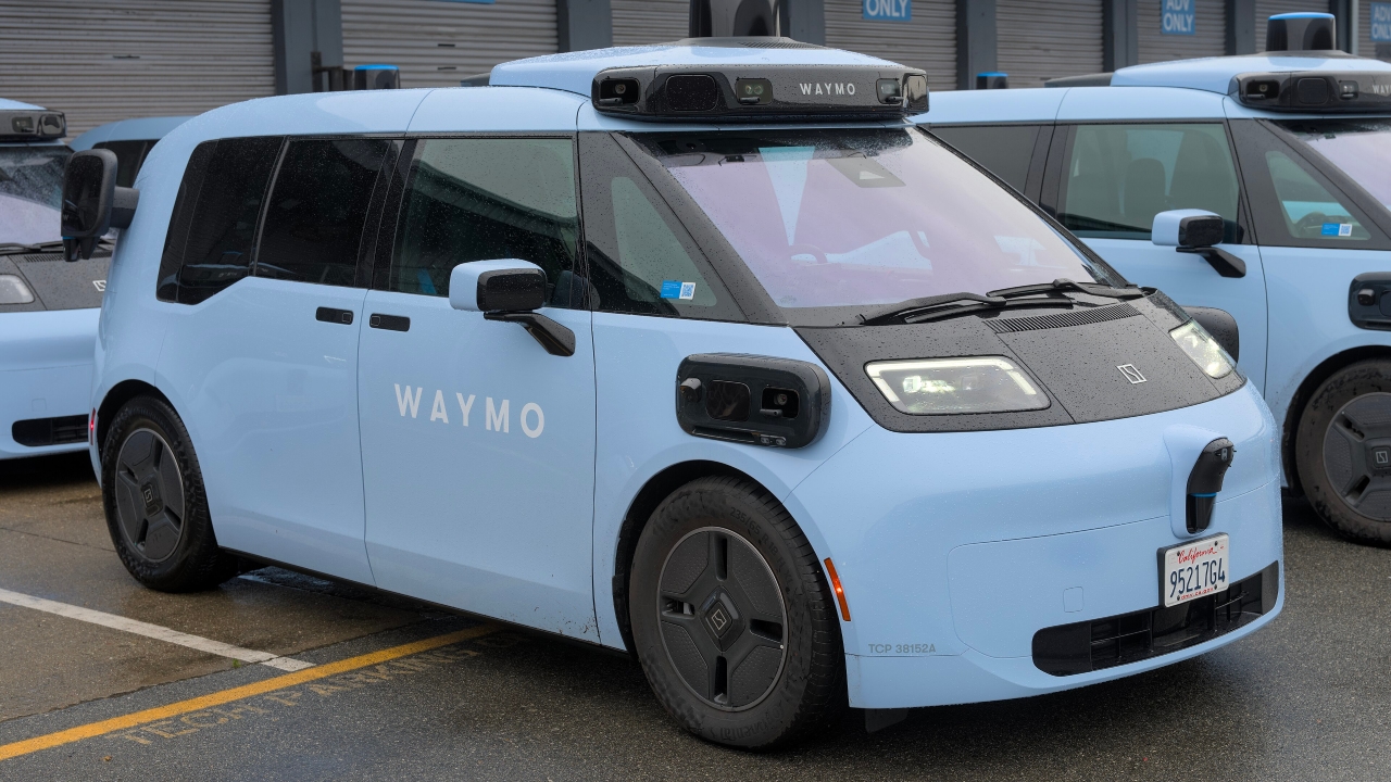 Waymo выводит на дороги Ojai — роботакси на базе китайского минивэна Zeekr RT с шестым поколением автопилота