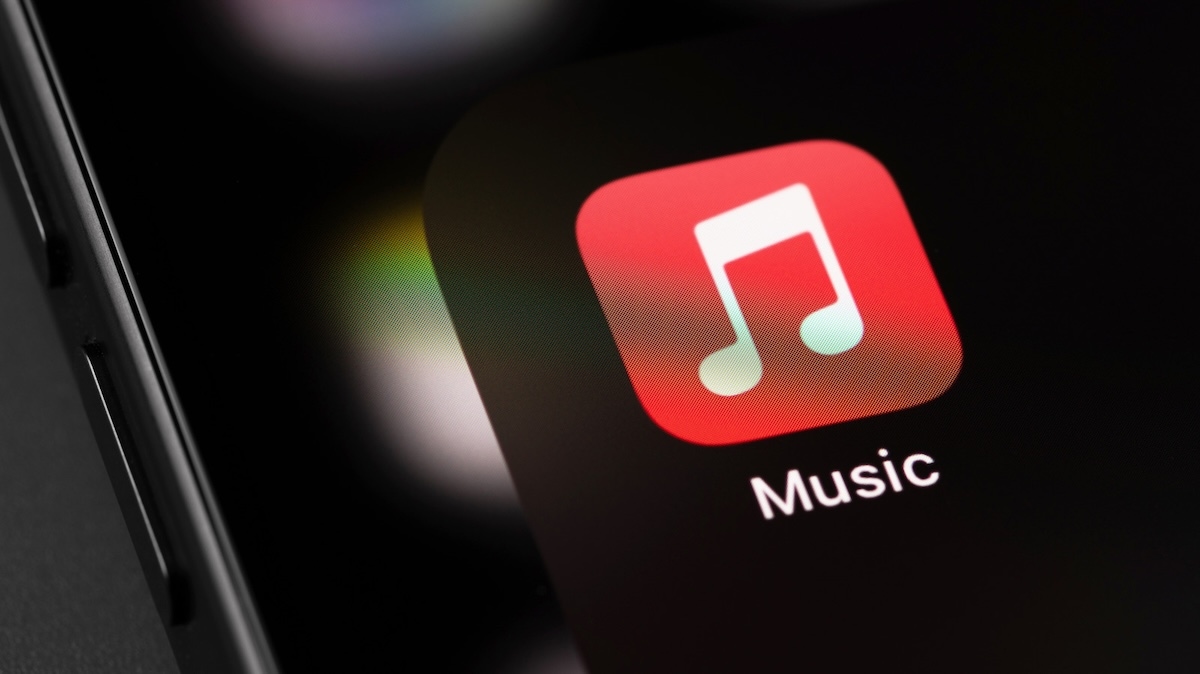 Apple Music начнёт добавлять метку Made With AI к контенту, созданному с помощью ИИ