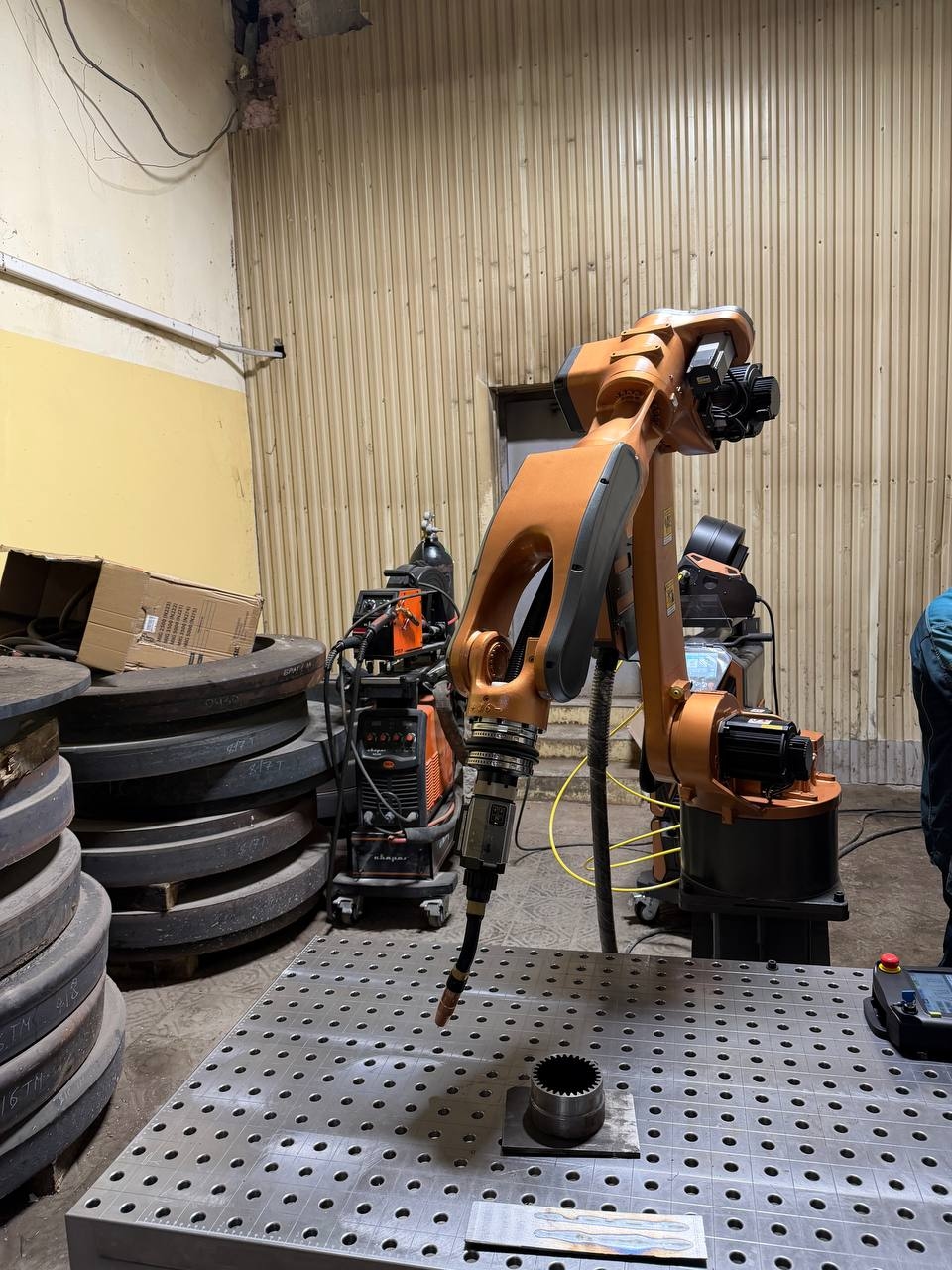 Приехали тестировать сварочного робота и заодно берем вас с собой на небольшую экскурсию по заводу