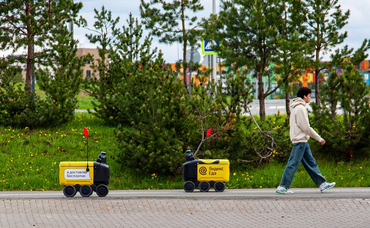 «Яндекс» запустил комбинированную доставку: роботом и курьером одновременно