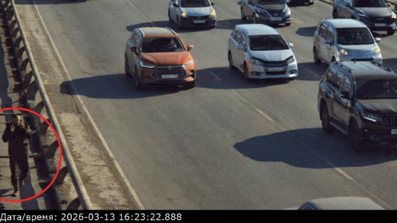 Во Владивостоке водитель получил штраф за телефон в руке пешехода