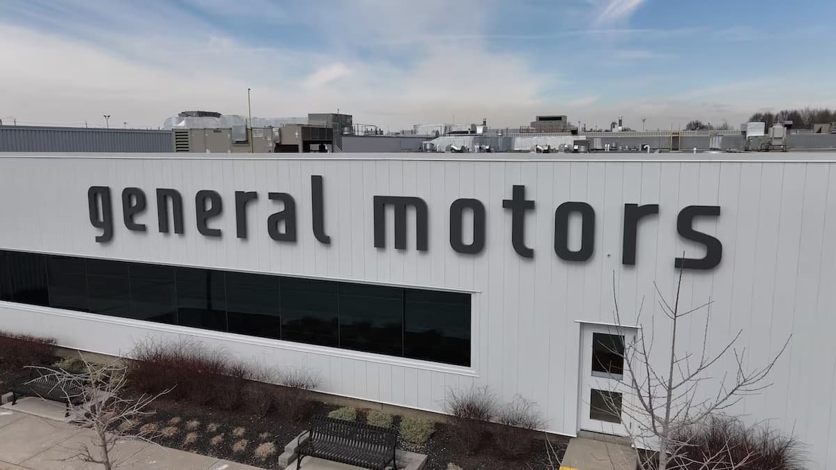 GM присоединилась к гонке за разработка батарей для центров обработки данных, использующих ИИ