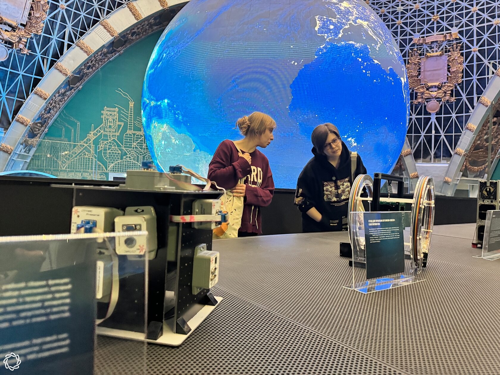 Выставка о космическом образовании на ВДНХ: школьники строят спутники и запускают ракеты