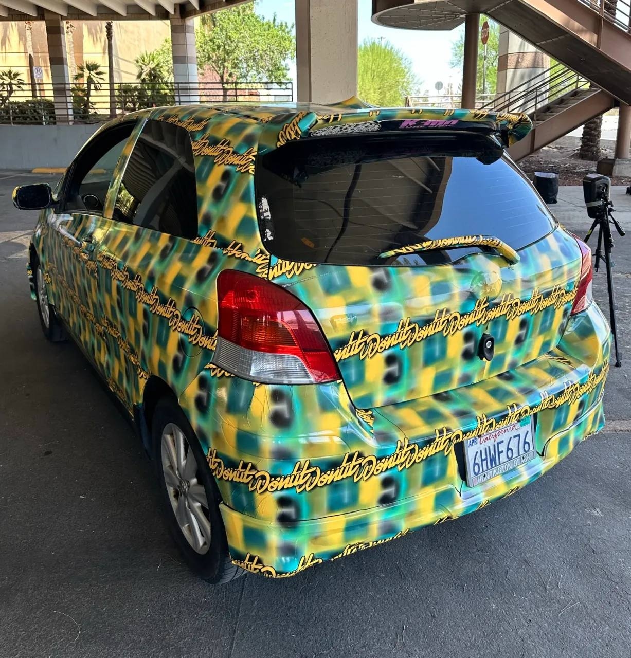 Исследователь обклеил машину специальной плёнкой для борьбы с отслеживанием камер Flock