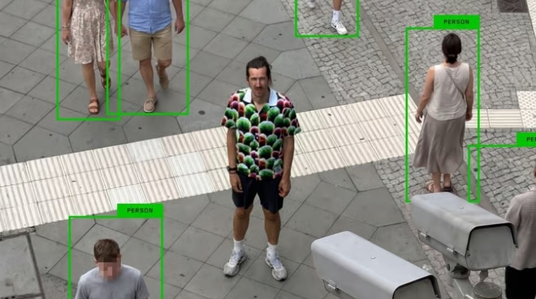 Художник показал рубашку Digital Camouflage, которая сбивает с толку камеры с ИИ