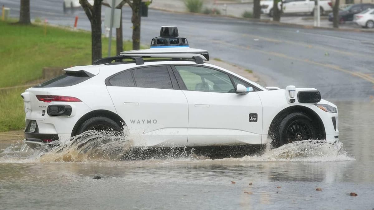 Waymo обучит роботакси не выезжать на затопленные улицы