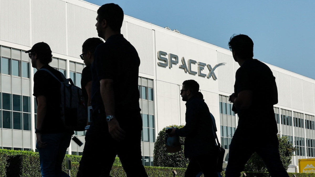 SpaceX планирует купить частоты на аукционе и начать конкурировать с мобильными операторами
