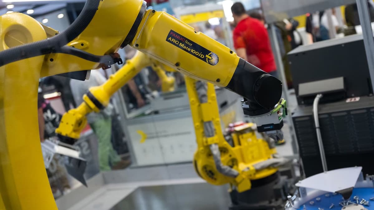 GM устанавливает роботов на флагманском заводе по производству электромобилей после увольнения 1,3 тысячи рабочих