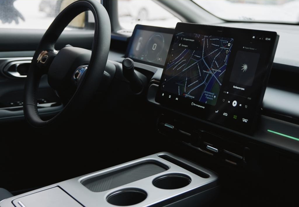 В «Яндекс Авто» показали работу своей ИИ-платформы в UMO 5 — электромобиле от «ЭМ Рус» и «Яндекса»