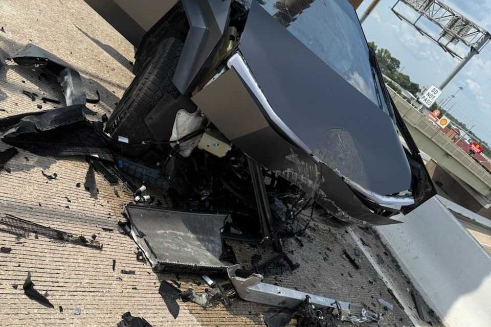 Владелица Cybertruck потребовала от Tesla $1 млн после аварии с автопилотом FSD