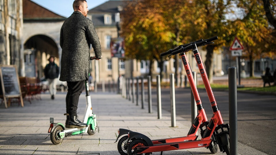 Минцифры и кикшеринги обсуждают добавление «Госуслуг» для идентификации в сервисах аренды самокатов