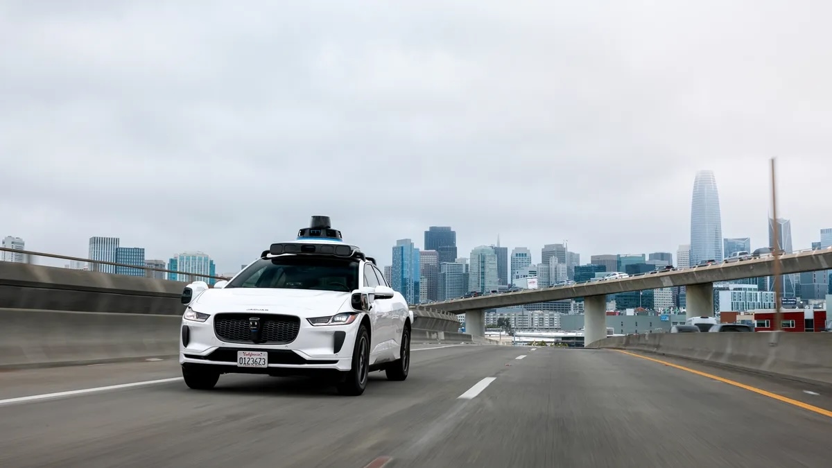 Waymo обновит ПО почти 3,9 тысячи роботакси из-за риска их въезда в зоны дорожных работ