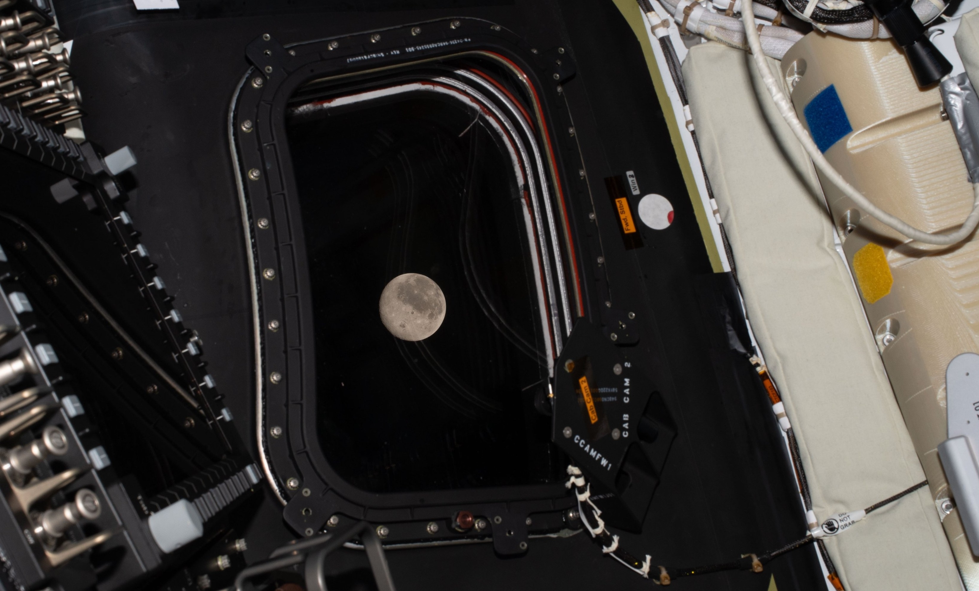 Экипаж миссии «Артемиды II» на космическом корабле «Орион» готовится к облёту Луны