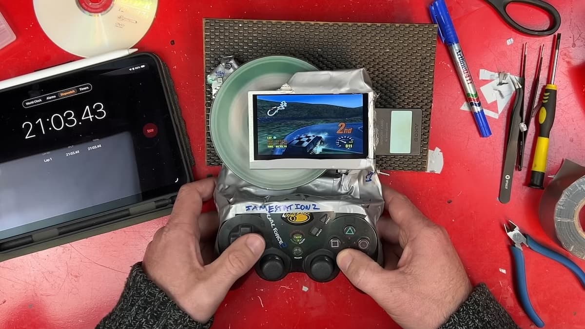 Энтузиаст разработал из запчастей и скотча портативную консоль на основе PlayStation 2