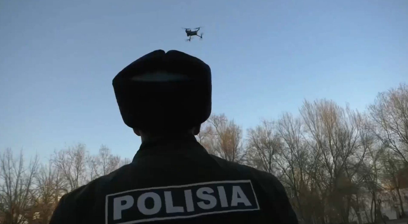 В Казахстане начали патрулирование полицейские дроны, которые отчитывают граждан за нарушения через громкоговорители